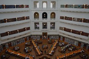 Symmetrischer Innenraum der Staatsbibliothek in Melbourne