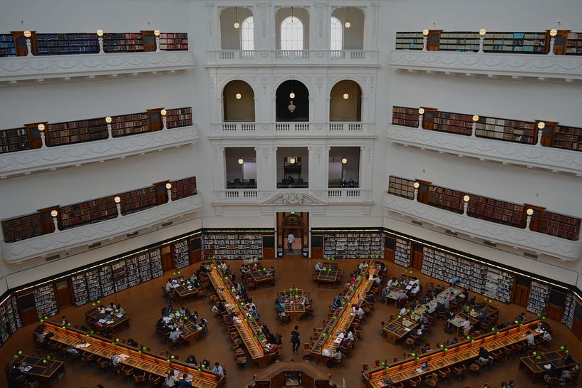 Symmetrisch interieur van de staatsbibliotheek in Melbourne van Minimalistiche reisfotografie by.Rieneke