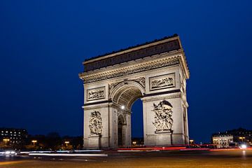 Arc de Triomphe pendant l'heure bleue, Paris - Photographie de voyage sur Dana Schoenmaker