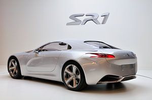 Rückansicht des silbernen Peugeot SR1 Konzeptfahrzeugs