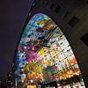 Rotterdam bij nacht: kleurrijk beeld van de iconische Markthal van Chihong
