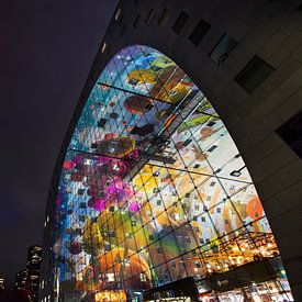 Rotterdam bij nacht: kleurrijk beeld van de iconische Markthal van Chihong
