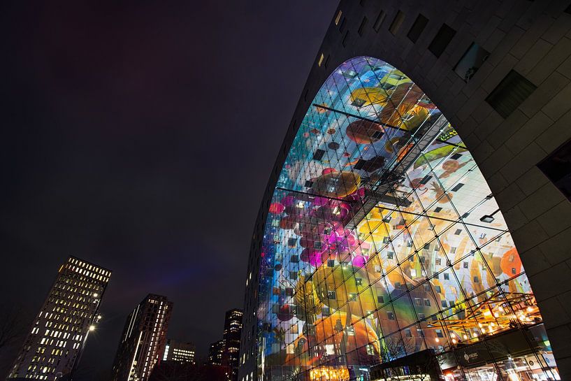 Rotterdam bij nacht: kleurrijk beeld van de iconische Markthal van Chi