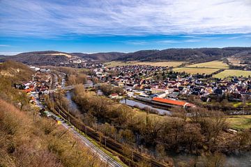 Randonnée printanière à travers la magnifique vallée de la Saale près de Dornburg-Camburg - Thuringe - Allemagne sur Oliver Hlavaty