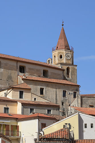 Glockenturm einer Kirche in der Altstadt von Maratea