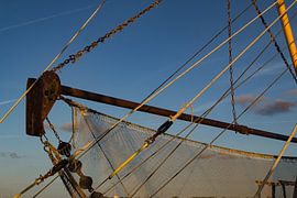 vissersboot in de haven  by Natural Charms Fotografie