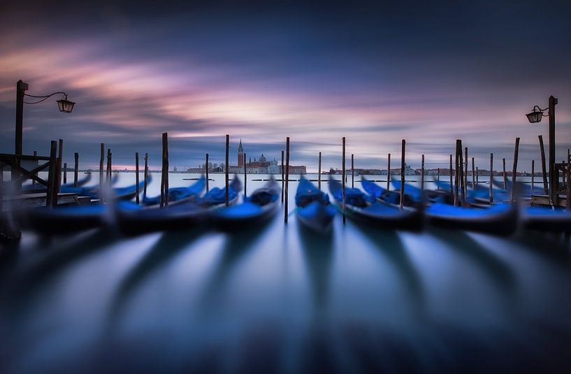 Gondeln von Venedig im Morgenrot. von Voss Fine Art Fotografie