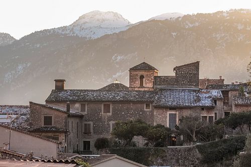 Het bergdorp Fornalutx met uitzicht op de Serra de Tramuntana, Mallorca