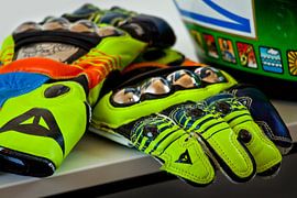 Valentino Rossi replica handschoenen en helm van Ralph van Houten