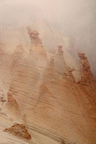 Rotsformatie in de wolken