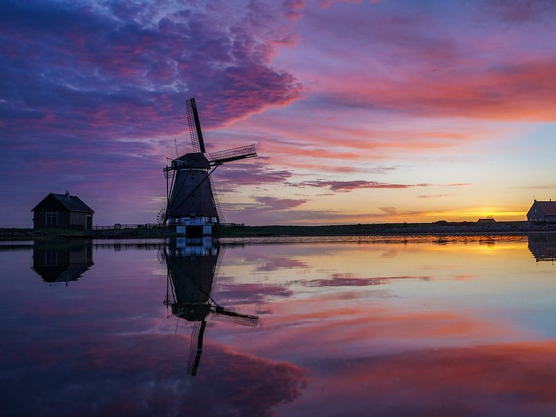Goosebumps moment: Sunset at the Mill of the North (Texel) by BekijkhetmetWim
