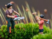 Miniaturen beim Hacken und Sägen zwischen dem Moos von Jolanda de Jong-Jansen Miniaturansicht