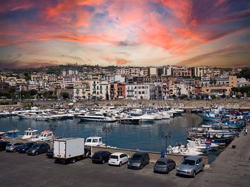 Uitzicht over de stad Napels bij de haven in Italië van Animaflora PicsStock