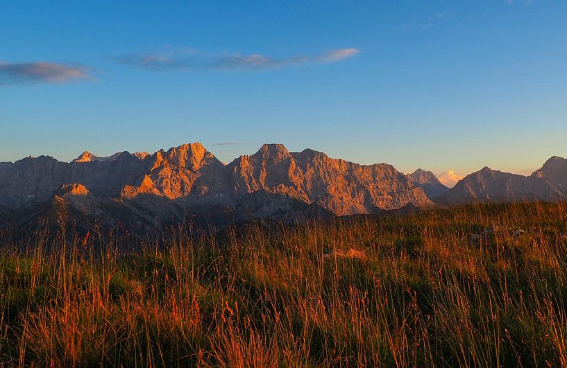 Le coucher de soleil et l'embrasement des Alpes sont les moments de lumière les plus magiques de la montagne : chauds, lumineux, émotionnels et parfaits pour des peintures murales d'ambiance. par Miriam Schwarzfischer Fotografie