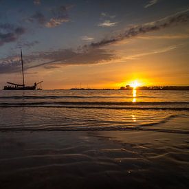 Boote am Horizont in der untergehenden Sonne von piet douma