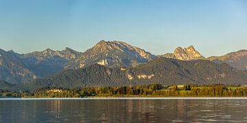 Panorama over de Hopfensee naar de bergen van Tannheim van Walter G. Allgöwer