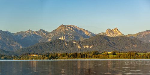 Panorama over de Hopfensee naar de bergen van Tannheim