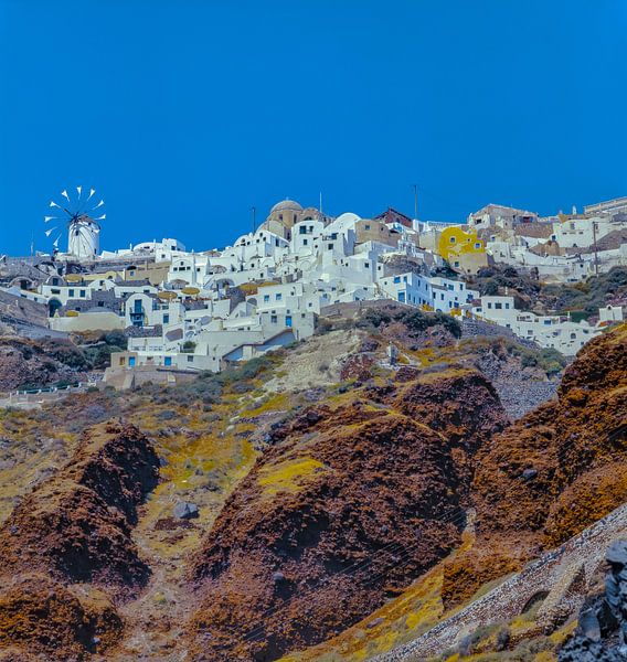 Dorf am Kraterrand, Windmühle, Oia, Santorin, Griechenland von Rene van der Meer