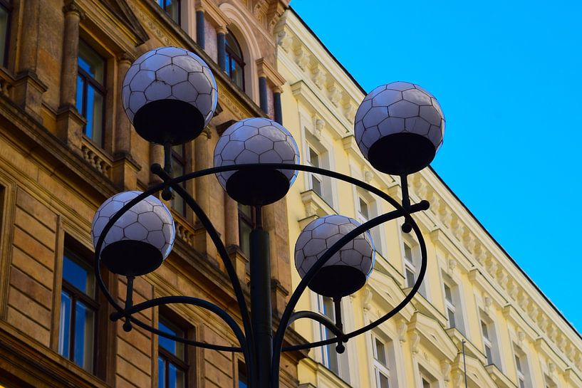 Typischer runder Laternenpfahl mit dekorativen Glühbirnen in Prag, Tschechische Republik, vor klassischer Fassade oder Fassade von Studio LE-gals