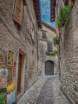 Oud verlaten straatje in Italie van Karin vd Waal