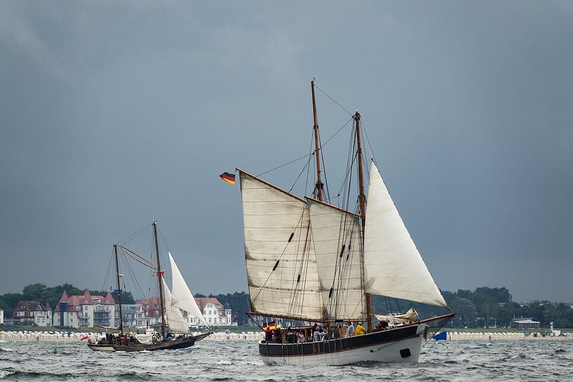 Segelschiffe auf der Ostsee vor Warnemünde van Rico Ködder