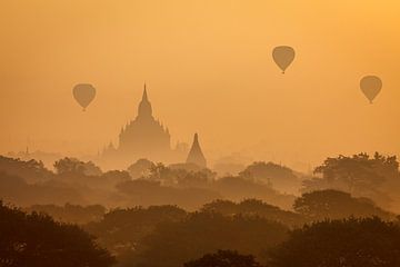Heißluftballons über Bagan in Myanmar von Roland Brack