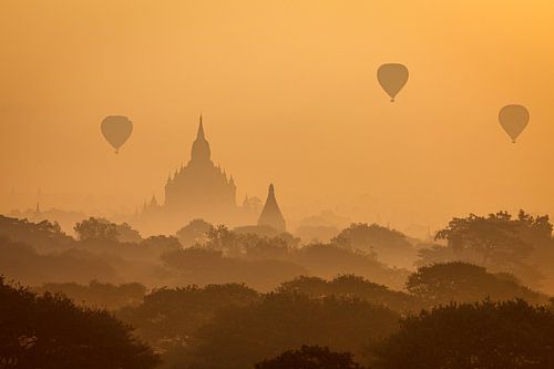 Luchtballonnen boven Bagan in Myanmar