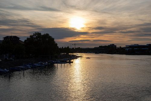 Konstanz, uitzicht vanaf de fietsbrug naar het achterland bij zonsondergang met silhouetten