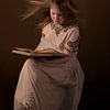 Meisje met boek van Beeldpracht by Maaike