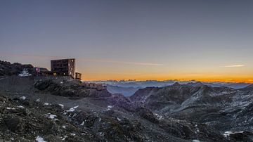 Moderne berghut in de Alpen, vlak voor zonsopkomst