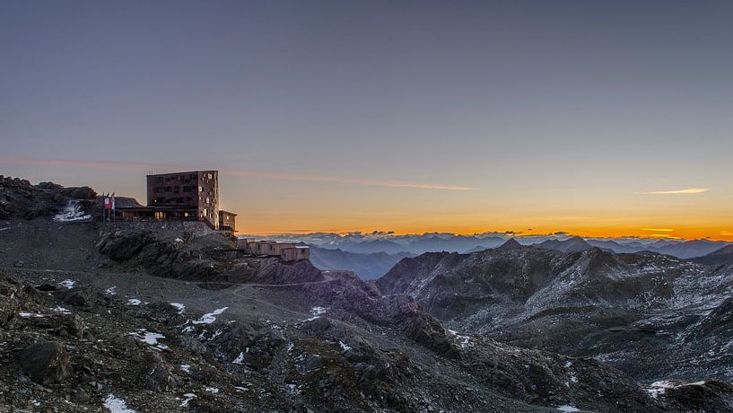 Refuge moderne dans les Alpes, juste avant le lever du soleil par Sean Vos