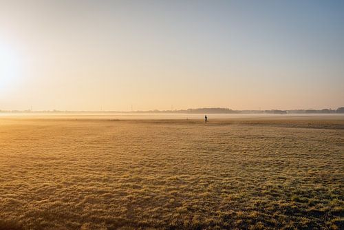 Femme courant dans un polder néerlandais