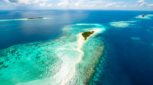 Eine unbewohnte Insel aus dem Wasserflugzeug gesehen – Malediven