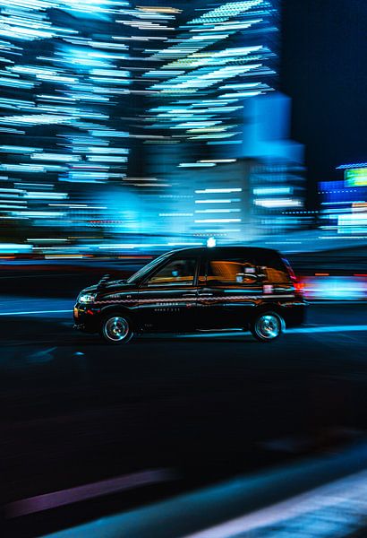 Chauffeur de taxi à Tokyo - Un paysage urbain dynamique en mouvement par Stefano Scoop