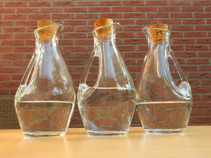 drie glazen waterkannen van Joke te Grotenhuis