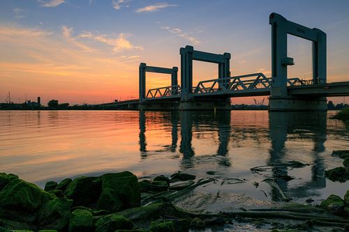 Botlekbrug tijdens zonsondergang. van delkimdave Van Haren