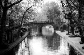 L'automne à Utrecht, le pont De Geertebrug sur l'Oudegracht à Utrecht dans la lumière automnale (en noir et blanc) sur André Blom Fotografie Utrecht