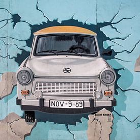 Trabant aus der Wand von Photobywim Willem Woudenberg