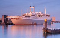 SS Rotterdam at sunset van Ilya Korzelius thumbnail