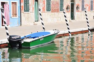 Motorboot en gekleurde huizen op Burano (Venetië , Italië) von Marc Smits