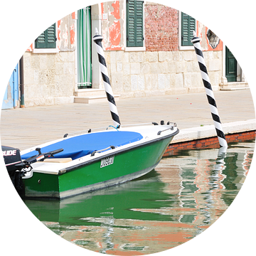 Motorboot en gekleurde huizen op Burano (Venetië , Italië) van Marc Smits