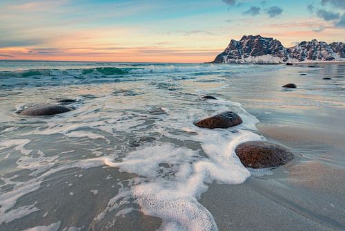 Utakleiv strand in de Lofoten archipel in Noorwegen tijdens een winterse zonsondergang