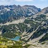 Uitzicht over bergmeren en bergen in Pirin Nationaal Park van Jessica Lokker