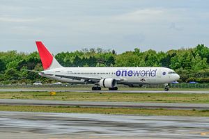 Japan Airlines Boeing 767-300 mit One World-Lackierung.