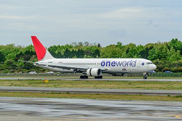 Japan Airlines Boeing 767-300 met One World livery.