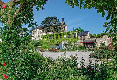 Rijnpromenade met de parochiekerk van St. Peter en Paul in Eltville am Rhein in de regio Rheingau