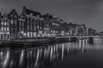 Singel in Amsterdam in de avond in zwart-wit - 1 van Tux Photography