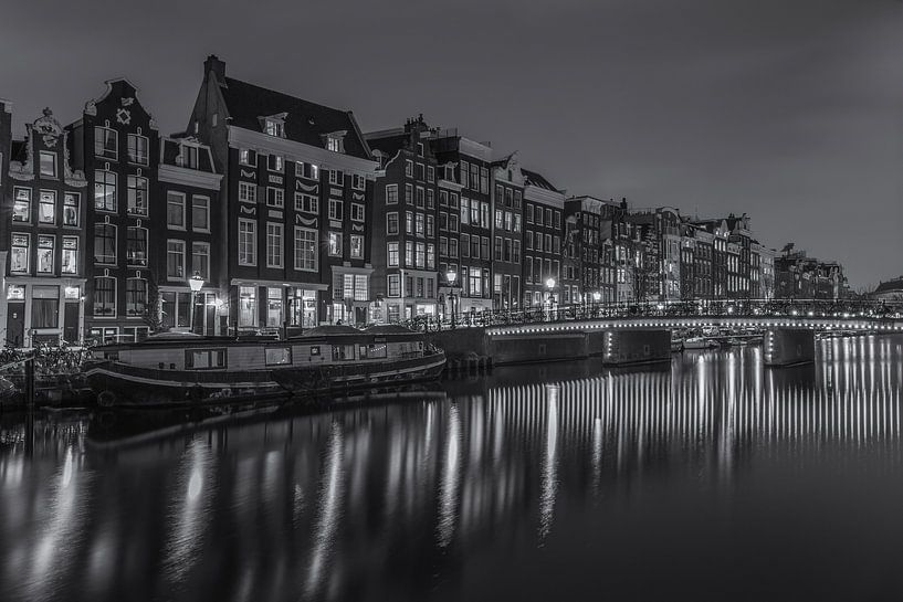 Singel à Amsterdam le soir en noir et blanc - 1 par Tux Photography