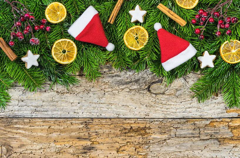 Advents- oder Weihnachtshintergrund mit Weihnachtsmannmütze, Tannenbaum von Alex Winter