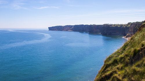 Zomers uitzicht op de staalblauwe zee en de kliffen van Normandië